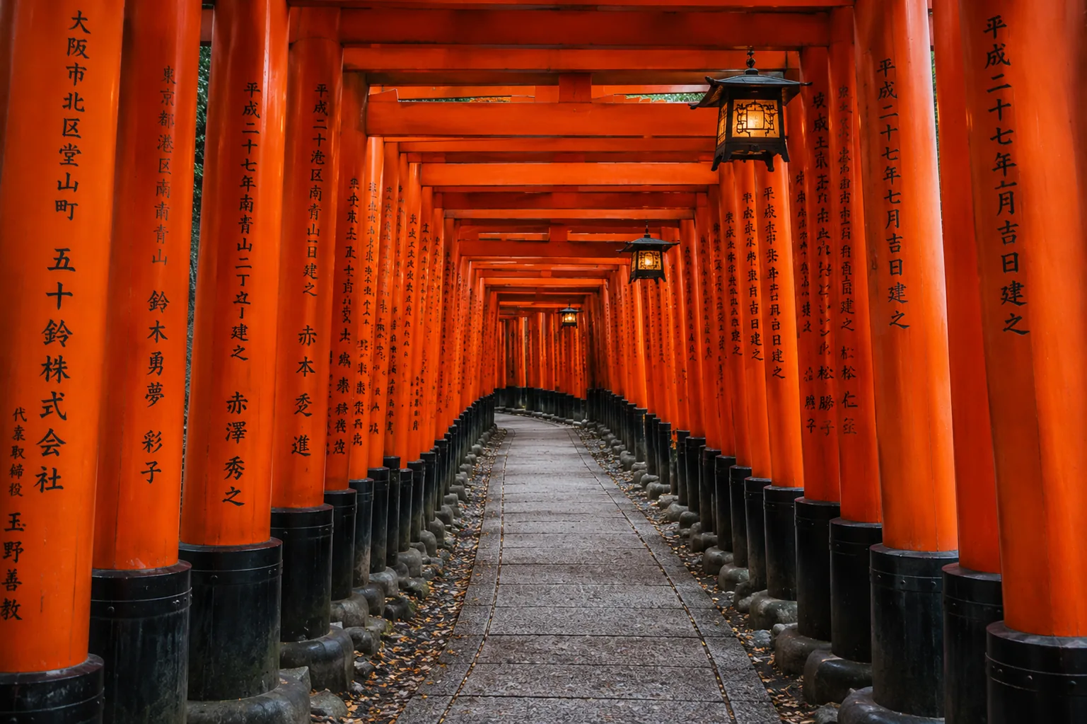 Galleria di torii rossi al santuario Fushimi Inari di Kyoto